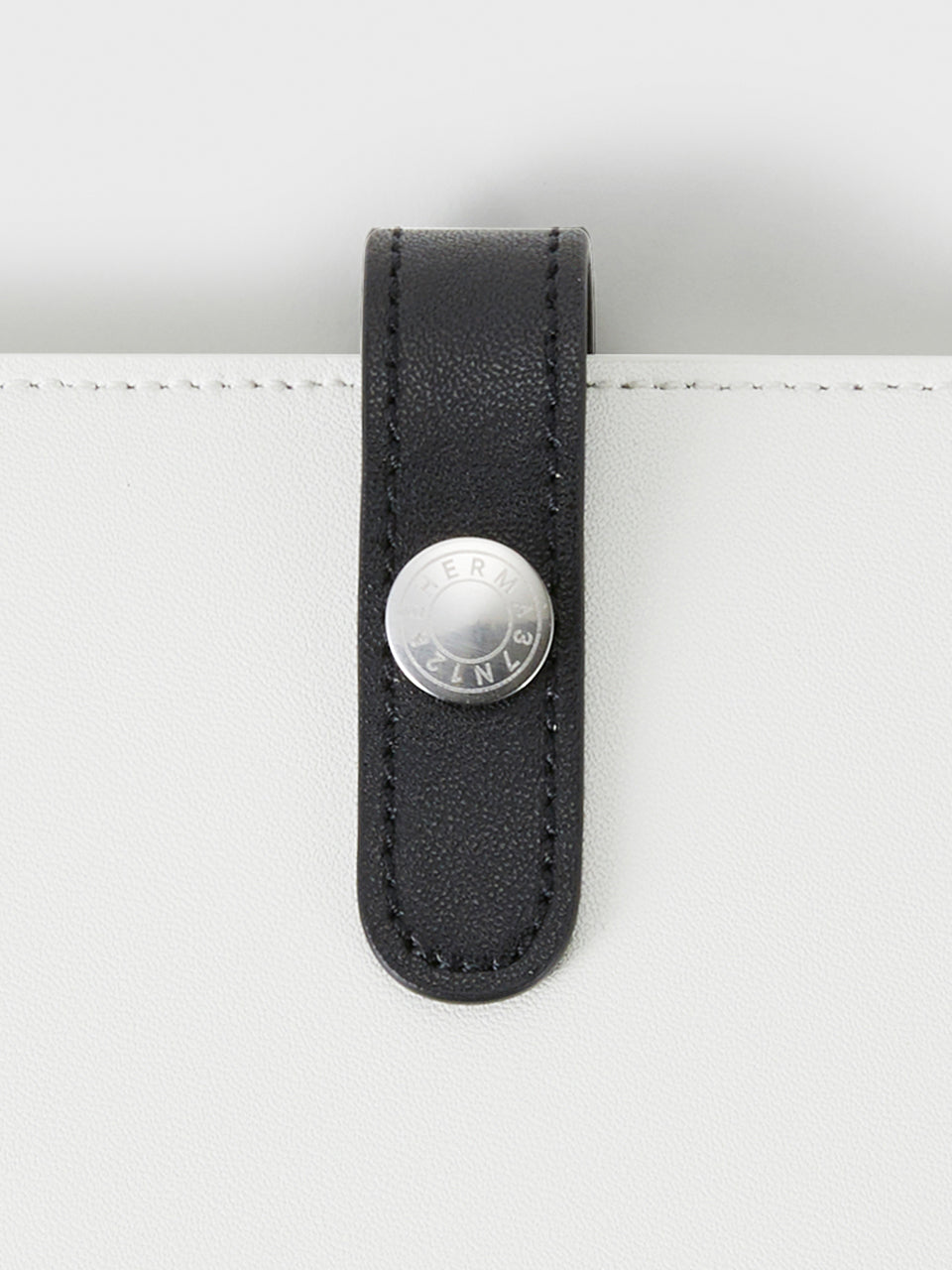 Voye Travel Wallet White Black Snap